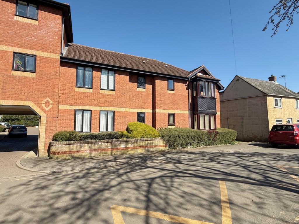 Lot: 32 - ONE-BEDROOM FLAT IN NEED OF IMPROVEMENT - Front aspect of the block of flats